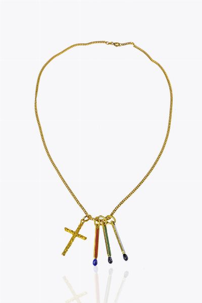 COLLANA : Peso gr 23 4 Lunghezza cm 51 in oro giallo con tre ciondoli a fiammifero in smalto policromo e una croce  - Asta Gioielli - Associazione Nazionale - Case d'Asta italiane