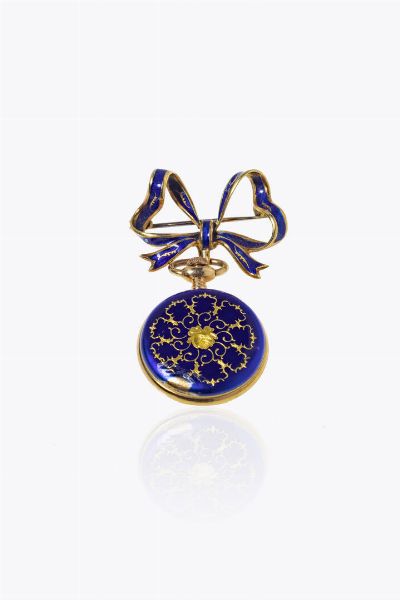 SPILLA CON OROLOGIO : Peso lordo gr 15 9 in oro giallo decorata con smalto blu (difetti)  a forma di fiocco  trattenente un orologio marca Rothus (non funzionante)  - Asta Gioielli - Associazione Nazionale - Case d'Asta italiane