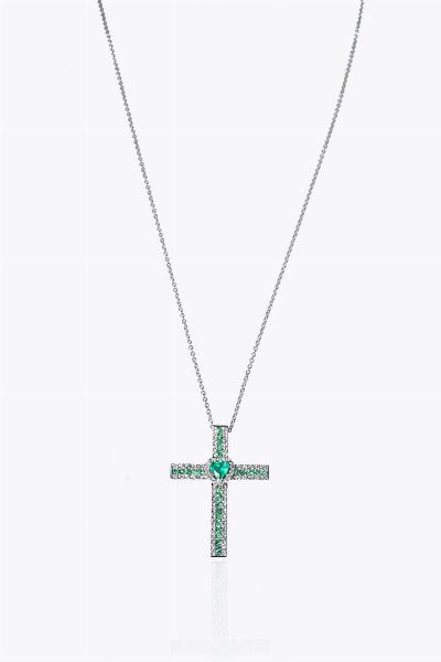 CATENA CON CIONDOLO : Peso gr 4 0 in oro bianco  a forma di croce  con al centro smeraldo taglio a cuore e braccia con smeraldi taglio rotondo per totali ct 0 44 ca e diamanti taglio brillante per totali ct 0 31ca  probabile colore G-H  purezza IF-VVS  - Asta Gioielli - Associazione Nazionale - Case d'Asta italiane
