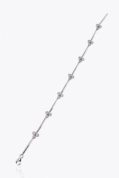 BRACCIALE : Peso gr 7 Lunghezza cm 18 in oro bianco  composto da segmenti rigidi alternati a trifogli in diamanti taglio brillante per totali ct 0 60 ca  probabile colore G-H  purezza IF-VVS  - Asta Gioielli - Associazione Nazionale - Case d'Asta italiane
