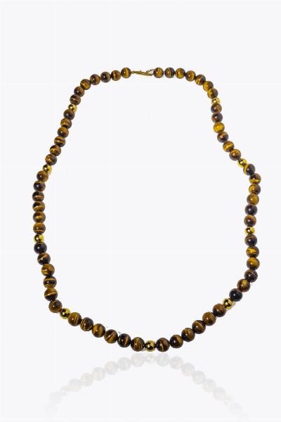 GIROCOLLO : Lunghezza cm 67 composto da un filo di sfere di occhio di tigre del diam. di mm 10. Chiusura in oro giallo  - Asta Gioielli - Associazione Nazionale - Case d'Asta italiane