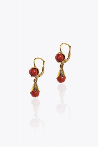 COPPIA DI ORECCHINI : Peso gr 4 3 in oro giallo  a monachella  con sfere cabochon rosse  - Asta Gioielli - Associazione Nazionale - Case d'Asta italiane