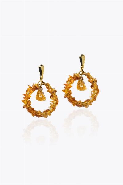 COPPIA DI ORECCHINI : Peso gr 5 5 in oro giallo a forma di cerchi con pepite di ambra  - Asta Gioielli - Associazione Nazionale - Case d'Asta italiane