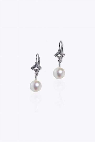 COPPIA DI ORECCHINI : Peso gr 4 8 in oro bianco  a monachella  con due perle giapponesi del diam. di mm 8 2 ca pendenti e diamanti taglio 8/8 per totali ct 0 05 ca  - Asta Gioielli - Associazione Nazionale - Case d'Asta italiane