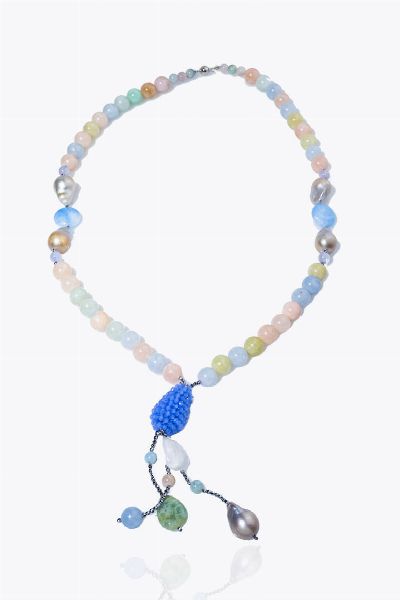 COLLANA : Lunghezza cm 60 composta da sfere di calcedonio azzurro  avventurina  quarzo rosa  dischi di angelite; al centro pigna con dischi di calcedonio sfaccettato  ematite rodiata  terminante con pietre dure di vari tagli e misure e perle scaramazze di acqua dolce  - Asta Gioielli - Associazione Nazionale - Case d'Asta italiane