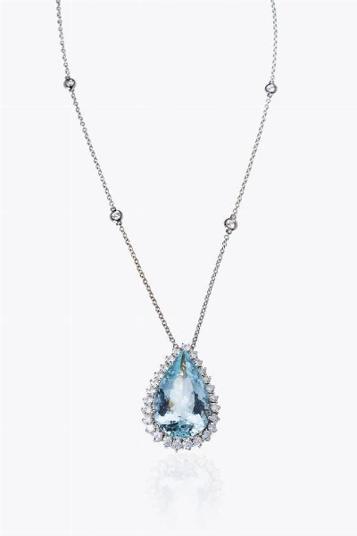 CATENA CON CIONDOLO : Peso gr 13 7 in oro bianco con grande acquamarina di ct 15 40 ca taglio a goccia  contornata da diamanti taglio brillante per totali ct 1 75 ca  probabile colore G-H  purezza IF-VVS  - Asta Gioielli - Associazione Nazionale - Case d'Asta italiane