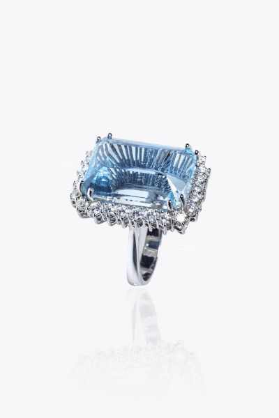 ANELLO : Peso gr 13 Misura 15 (55) in oro bianco con al centro grande acquamarina taglio ottagonale a gradini di ct 18 70 ca  contornata da diamanti taglio brillante per totali ct 1 45 ca  probabile colore G-H  purezza IF-VVS  - Asta Gioielli - Associazione Nazionale - Case d'Asta italiane