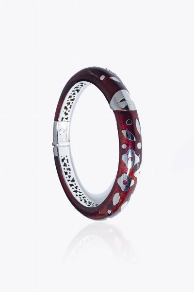 NOUVELLE BAGUE : Peso gr 30 2 Bracciale rigido in oro bianco  firmato Nouvelle Bague con smalto bordeaux  - Asta Gioielli - Associazione Nazionale - Case d'Asta italiane