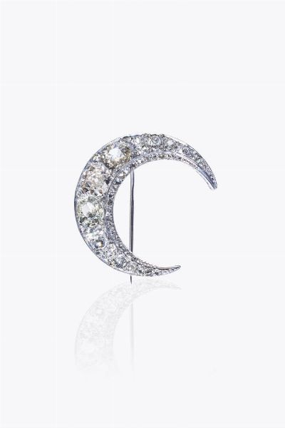 SPILLA : Peso gr 11 Cm 4 in platino  anni '20  a forma di mezzaluna con diamanti taglio brillante di vecchio taglio per totali ct 6 0 ca  - Asta Gioielli - Associazione Nazionale - Case d'Asta italiane