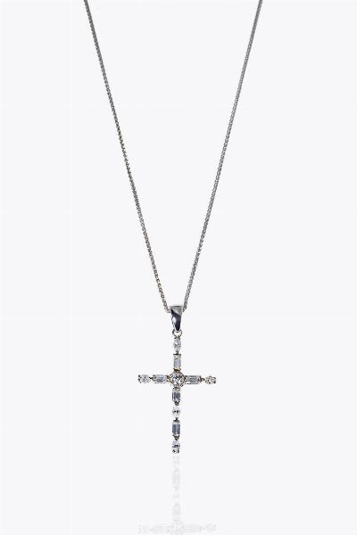 CATENA CON CIONDOLO : Peso gr 4 4 in oro bianco a forma di croce con diamanti taglio brillante  baguette e navette per totali ct 0 91ca  probabile colore G-H  purezza IF-VVS  - Asta Gioielli - Associazione Nazionale - Case d'Asta italiane
