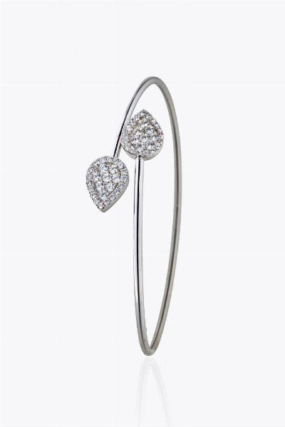BRACCIALE : Peso gr 6 4 rigido  in oro bianco  con terminali a forma di foglie in diamanti taglio brillante per totali ct 0 71ca  probabile colore G-H  purezza IF-VVS  - Asta Gioielli - Associazione Nazionale - Case d'Asta italiane