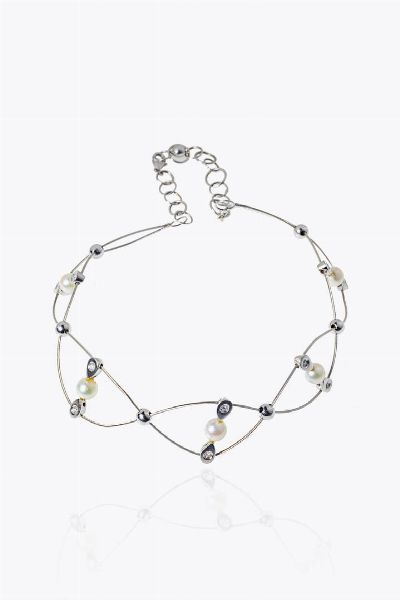 COLLIER DE CHIEN : Peso gr 17 Lunghezza cm 35 in oro bianco composto da due fili intrecciati  trattenenti al centro gocce con diamanti taglio brillante per totali ct 0 10 ca e perline del diam. di mm  - Asta Gioielli - Associazione Nazionale - Case d'Asta italiane