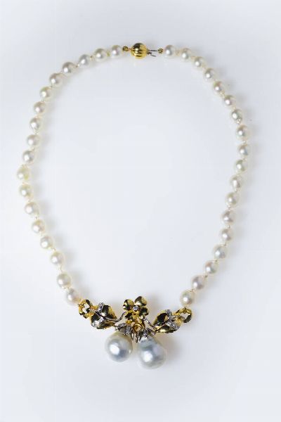 GIROCOLLO : Lunghezza cm 40 composto da un filo di perle scaramazze dal diam. di mm 8 a 8 5 ca; al centro inserto in fiori in oro giallo e bianco con due perle australiane scaramazze.   Diamanti taglio brillante per totali ct 0 20 ca  - Asta Gioielli - Associazione Nazionale - Case d'Asta italiane