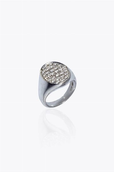 CHEVALIER : Peso gr 11 5 Misura 6 (46) in oro bianco  sommit di forma ovale con pav di diamanti taglio brillante per totali ct 0 25 ca  - Asta Gioielli - Associazione Nazionale - Case d'Asta italiane