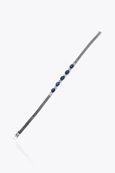 BRACCIALE : Peso gr 12 6 Lunghezza cm 18 in oro bianco  a lisca di pesce  con cinque zaffiri taglio ovale per totali ct 5 0 ca e diamanti taglio brillante e 16/16 per totali ct 0 40 ca  - Asta Gioielli - Associazione Nazionale - Case d'Asta italiane