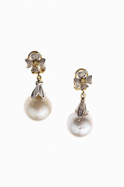 COPPIA DI ORECCHINI : Peso gr 20 2 in oro giallo e bianco con fiori ai lobi e corpo in diamanti taglio brillante per totali ct 0 20 ca  terminanti con due perle australiane del diam di mm 16 2 ca  - Asta Gioielli - Associazione Nazionale - Case d'Asta italiane
