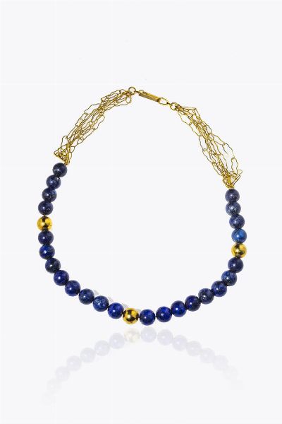 REPOSSI : Lunghezza cm Girocollo composto da un filo di lapislazzuli  punzonata Repossi (239 TO) con sfere di lapislazzuli del diam. di mm10  alternate a sfere in oro giallo e parte in anelli sagomati in oro  - Asta Gioielli - Associazione Nazionale - Case d'Asta italiane