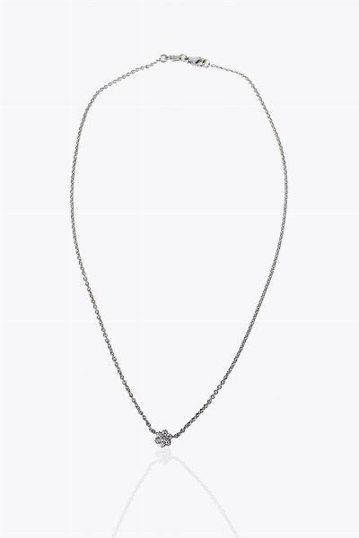 CRIVELLI : Peso gr 5 3 Catena con ciondolo in oro bianco  firmato Crivelli  a forma di fiore con diamanti taglio brillante per totali ct 0 35 ca  - Asta Gioielli - Associazione Nazionale - Case d'Asta italiane