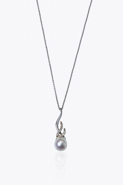 NIMEI : Peso gr 7 9 Catena con ciondolo in oro bianco  firmata Nimei con perla australiana del diam. di mm 10 5 e diamanti taglio brillante per totali ct 0 17 ca  - Asta Gioielli - Associazione Nazionale - Case d'Asta italiane