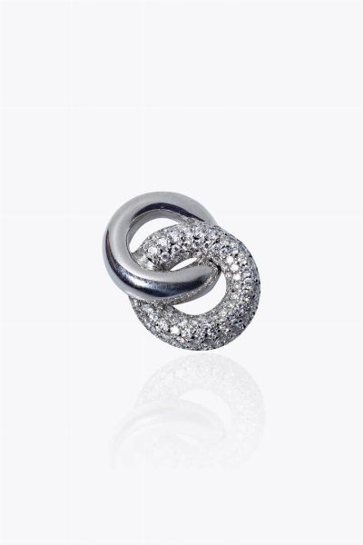 CIONDOLO : Peso gr 7 9 in oro bianco  a forma di 8  con pav di diamanti taglio brillante per totali ct 1 60 ca  - Asta Gioielli - Associazione Nazionale - Case d'Asta italiane