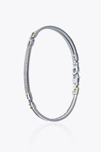 BRACCIALE : Peso gr 21 3 in oro bianco  a manetta  con inserto centrale in diamanti taglio brillante per totali ct 0 60 ca  - Asta Gioielli - Associazione Nazionale - Case d'Asta italiane