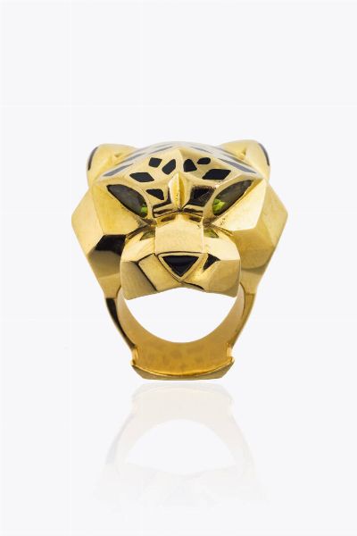 CARTIER : Peso gr 54 Misura 14 (54) Grande anello in oro giallo  firmata Cartier modello Panthre; due peridoti taglio navette come occhi; decori in onice e smalto nero  - Asta Gioielli - Associazione Nazionale - Case d'Asta italiane