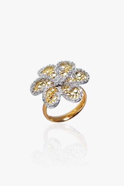 ANELLO : Peso gr 7 7 Misura 15 in oro rosa e bianco  a forma di fiore  con petali traforati ed impreziositi da diamanti taglio brillante per totali ct 1.13 ca  probabile colore G-H  purezza IF-VVS  - Asta Gioielli - Associazione Nazionale - Case d'Asta italiane