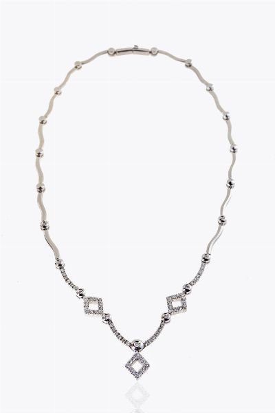 GIROCOLLO : Peso gr 23 4 in oro bianco  composto da segmenti rigidi mossi raccordati da sfere; al centro rombi in diamanti taglio brillante per totali ct 0 89 ca  probabile colore G-H  purezza IF-VVS  - Asta Gioielli - Associazione Nazionale - Case d'Asta italiane