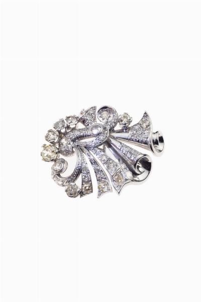 SPILLA : Peso gr 26 7 5x3 cm in platino  anni '30  a volute in diamanti taglio brillante di vecchio taglio e 8/8 per totali ct 4 0 ca  - Asta Gioielli - Associazione Nazionale - Case d'Asta italiane