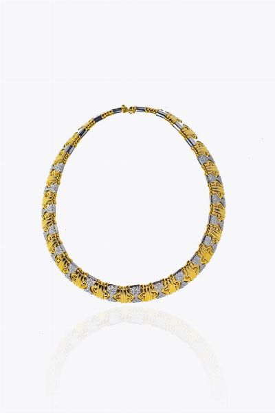 GIROCOLLO : Peso gr 159 5 semirigido  in oro giallo e bianco  composto da segmenti a clessidra alternati con pav di diamanti taglio brillante per totali ct 3 0 ca  - Asta Gioielli - Associazione Nazionale - Case d'Asta italiane