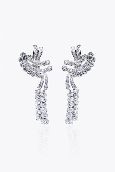 COPPIA DI ORECCHINI : Peso gr 16 in oro bianco 14 Kt  anni '50  a clip  con volute e frange in diamanti taglio brillante per totali ct 4 0 ca  - Asta Gioielli - Associazione Nazionale - Case d'Asta italiane