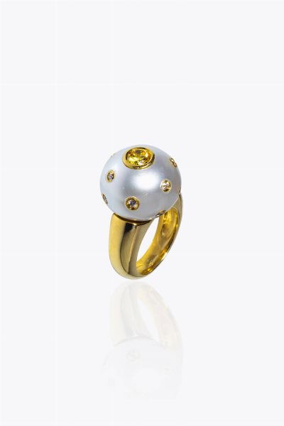 ANELLO : Peso gr 17 8 Misura 5 (45) in oro giallo con al centro perla australiana del diam. di mm 15 8 ca con piccoli diamanti taglio brillante per totali ct 0 30 ca e zaffiro giallo (scheggiatura)  - Asta Gioielli - Associazione Nazionale - Case d'Asta italiane