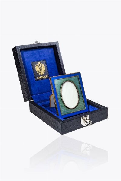 REPLICA DI FABERGE' : 14x11 cm Portafoto in argento 925/1000 decorata con smalti nei toni del blu e del verde.  - Asta Gioielli - Associazione Nazionale - Case d'Asta italiane