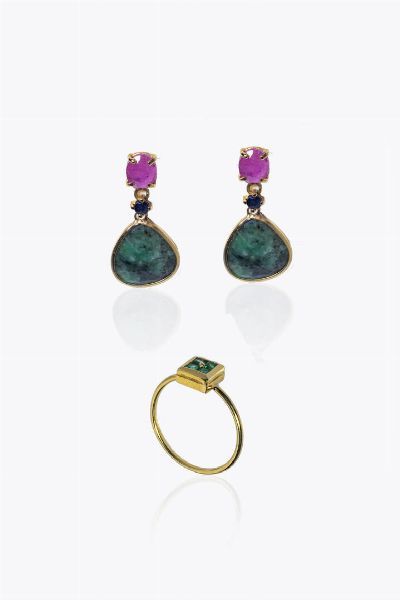 LOTTO DI GIOIELLI : composto da:  -coppia di orecchini in oro 9 Kt con gocce di agata verde pendenti e pietre rosa. Peso gr 4 1 -anello oro giallo con quattro smeraldi taglio carr. Peso gr 1 5. Misura 11 (51)  - Asta Gioielli - Associazione Nazionale - Case d'Asta italiane