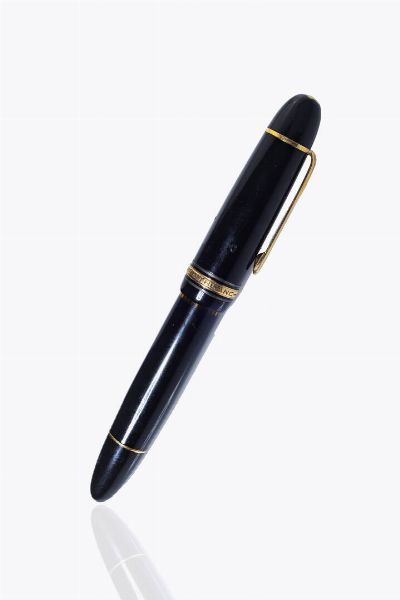 MONTBLANC : Penna stilografica Montblac  modello Masterpiece. Cappuccio  con il logo della maison e corpo in bachelite nera; pennino in oro 14 Kt. Donata all'attuale proprietario da Francesco Casorati  - Asta Gioielli - Associazione Nazionale - Case d'Asta italiane