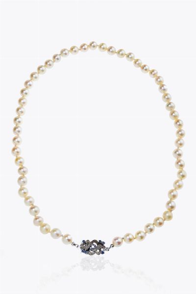 GIROCOLLO : Lunghezza cm 48 composto da un filo di perle giapponesi (difetti) del diam di mm 7 7 a 8 ca. Chiusura in oro bianco con zaffiri  - Asta Gioielli - Associazione Nazionale - Case d'Asta italiane