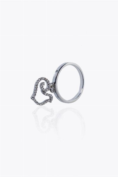 ANELLO : Peso gr 3 6 Misura 13 (53) in oro bianco  sommit con charms pendente a forma di galletto con diamanti taglio brillante per totali ct 0 15  ca  - Asta Gioielli - Associazione Nazionale - Case d'Asta italiane