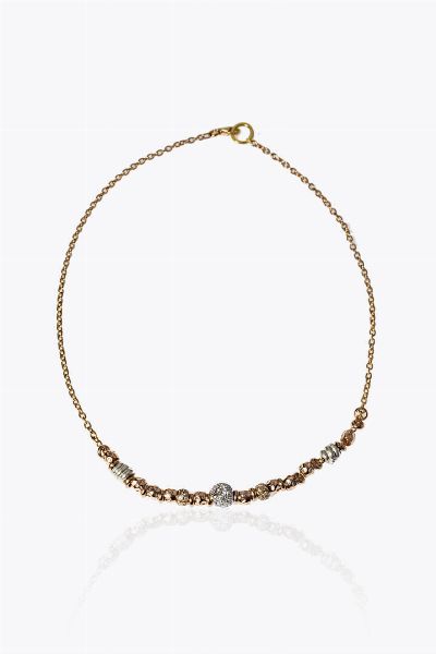 GIROCOLLO : Peso gr 14 1 in oro rosa e giallo 9 Kt  al centro pepite  dischi mobili e sfere in diamanti taglio brillante  - Asta Gioielli - Associazione Nazionale - Case d'Asta italiane