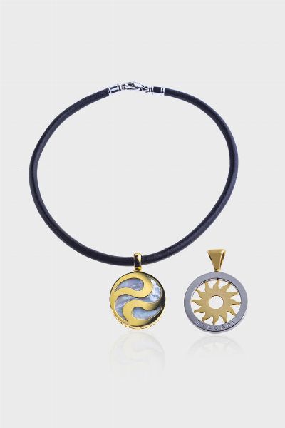 bulgari : Peso gr 30 0 e 12 0 Lotto di due ciondoli  firmati Bulgari: il primo in oro giallo ed acciaio raffigurante un sole; il secondo di forma rotonda con parte centrale mobile modello Optical Corredati di collana firmata Bulgari in caucci  - Asta Gioielli - Associazione Nazionale - Case d'Asta italiane