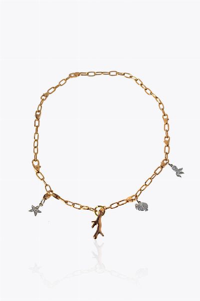 POMELLATO : Peso gr 18 Lotto di due bracciali  non firmati  in oro rosa 9 Kt di cui uno con charms Pomellato  linea Dodo raffiguranti un ramo di corallo (oro 9 Kt)  un dodo  una stella e un polipo in oro bianco 18 K con diamanti taglio brillante I due bracciali si possono unire e formare un girocollo (Lunghezza cm 37)  - Asta Gioielli - Associazione Nazionale - Case d'Asta italiane