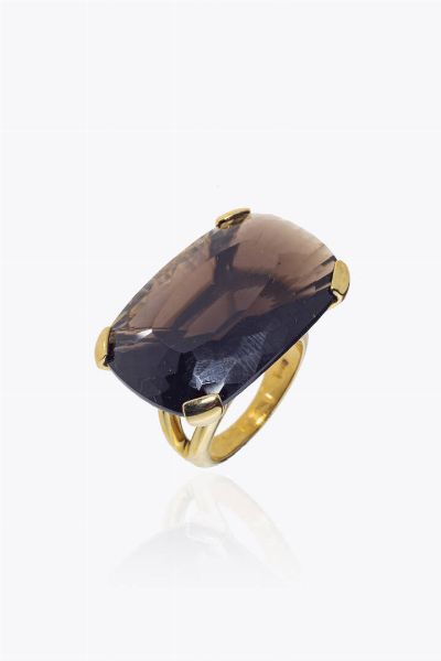 ANELLO : Peso gr 16 8 Misura 17 (57) in oro giallo con grande quarzo fum sfaccettato taglio ovale  - Asta Gioielli - Associazione Nazionale - Case d'Asta italiane