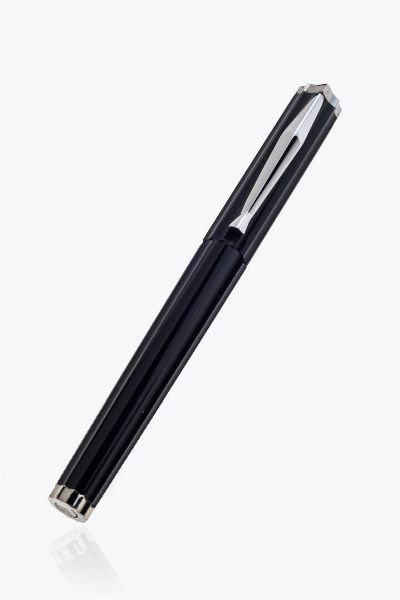 CLETO MUNARI : Stilografica firmata Cleto Munari. Corpo e cappuccio in resina nera con scanalature. Particolari argentati  - Asta Gioielli - Associazione Nazionale - Case d'Asta italiane