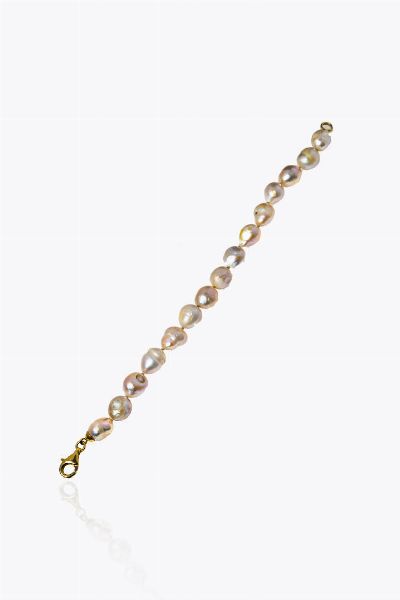 BRACCIALE : Lunghezza cm 19 composto da un filo di perle scaramazze. Chiusura a moschettone in oro giallo  - Asta Gioielli - Associazione Nazionale - Case d'Asta italiane