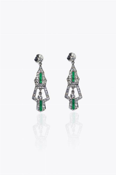 COPPIA DI ORECHINI : Peso gr 11 9 in platino  in stile anni '20  di forma geometrica  con smeraldi taglio carr per totali ct 0 60 ca e diamanti taglio brillante e 8/8 per totali ct 1 50 ca  - Asta Gioielli - Associazione Nazionale - Case d'Asta italiane