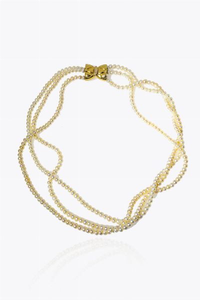 COLLANA : Lunghezza cm 44 composta da tre fili di perle cipolline. Chiusura in oro giallo a fiocco  - Asta Gioielli - Associazione Nazionale - Case d'Asta italiane