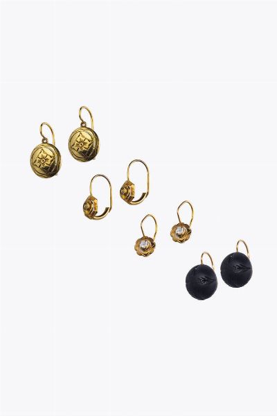 LOTTO DI QUATTRO ORECCHINI : -in oro rosa a bassa caratura  a monachella  con giaietto cabochon inciso. Peso gr  3 4 -in oro giallo con fiori incisi. Peso gr 2 0 -in oro giallo con due zirconi. Peso gr 1 1 -in oro giallo con due diamantini. Peso gr 1 2  - Asta Gioielli - Associazione Nazionale - Case d'Asta italiane