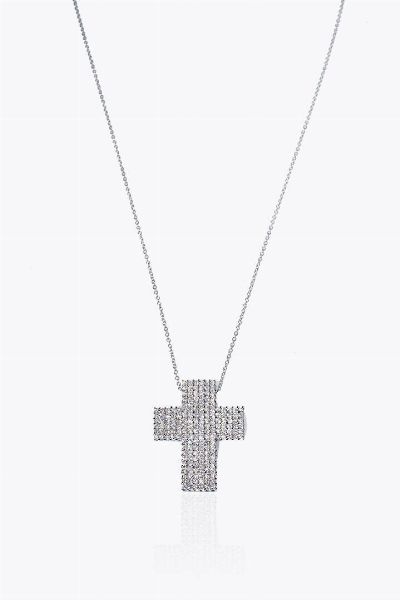 PASQUALE BRUNI : Peso gr 11 4 Cm 3x2 Catena con ciondolo in oro bianco  firmato Pasquale Bruni  a forma di croce con diamanti taglio brillante per totali ct 1 0 ca  probabile colore G-H  purezza IF-VVS . Corredata di scatola.  - Asta Gioielli - Associazione Nazionale - Case d'Asta italiane