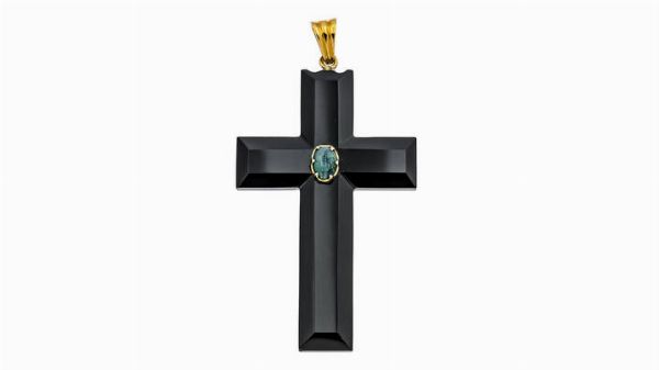 CIONDOLO : Cm 7x4 a forma di croce  in onice  con al centro opale cabochon. Gancio in oro giallo  - Asta Gioielli - Associazione Nazionale - Case d'Asta italiane