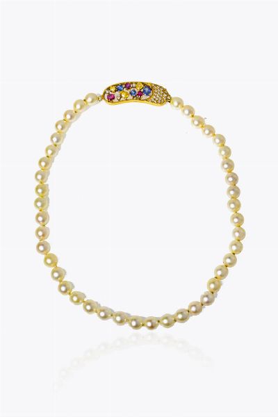 REPOSSI : Lunghezza cm 42 Collana composto da un filo di perle giapponesi del diam. di mm 8 ca. Chiusura in oro giallo  di forma ovale  firmata Repossi  con zaffiri  rubini taglio rotondo per totali ct 3 0 ca e diamanti taglio 8/8 per totali ct 0 40 ca  - Asta Gioielli - Associazione Nazionale - Case d'Asta italiane