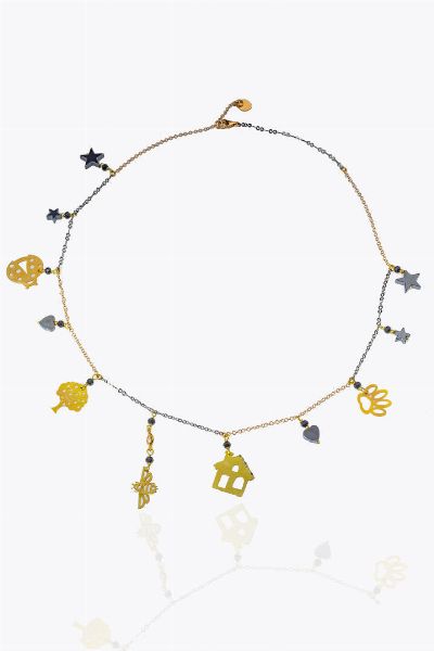 GIROCOLLO : Peso gr 8 in oro giallo e bianco con charms pendenti a forma di casetta  zampa  albero  ape  coccinella e stelline e cuori in ematite  - Asta Gioielli - Associazione Nazionale - Case d'Asta italiane